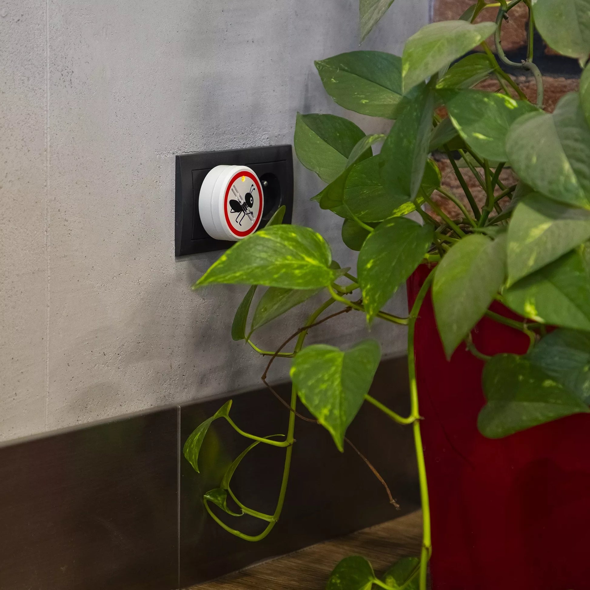 Dispozitiv electric de respingere a furnicilor