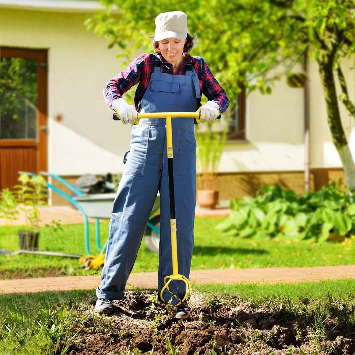 Cultivator manual pentru sol cu mâner în formă de T
