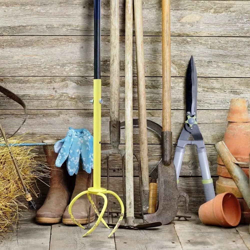 Cultivator manual pentru sol cu mâner în formă de T