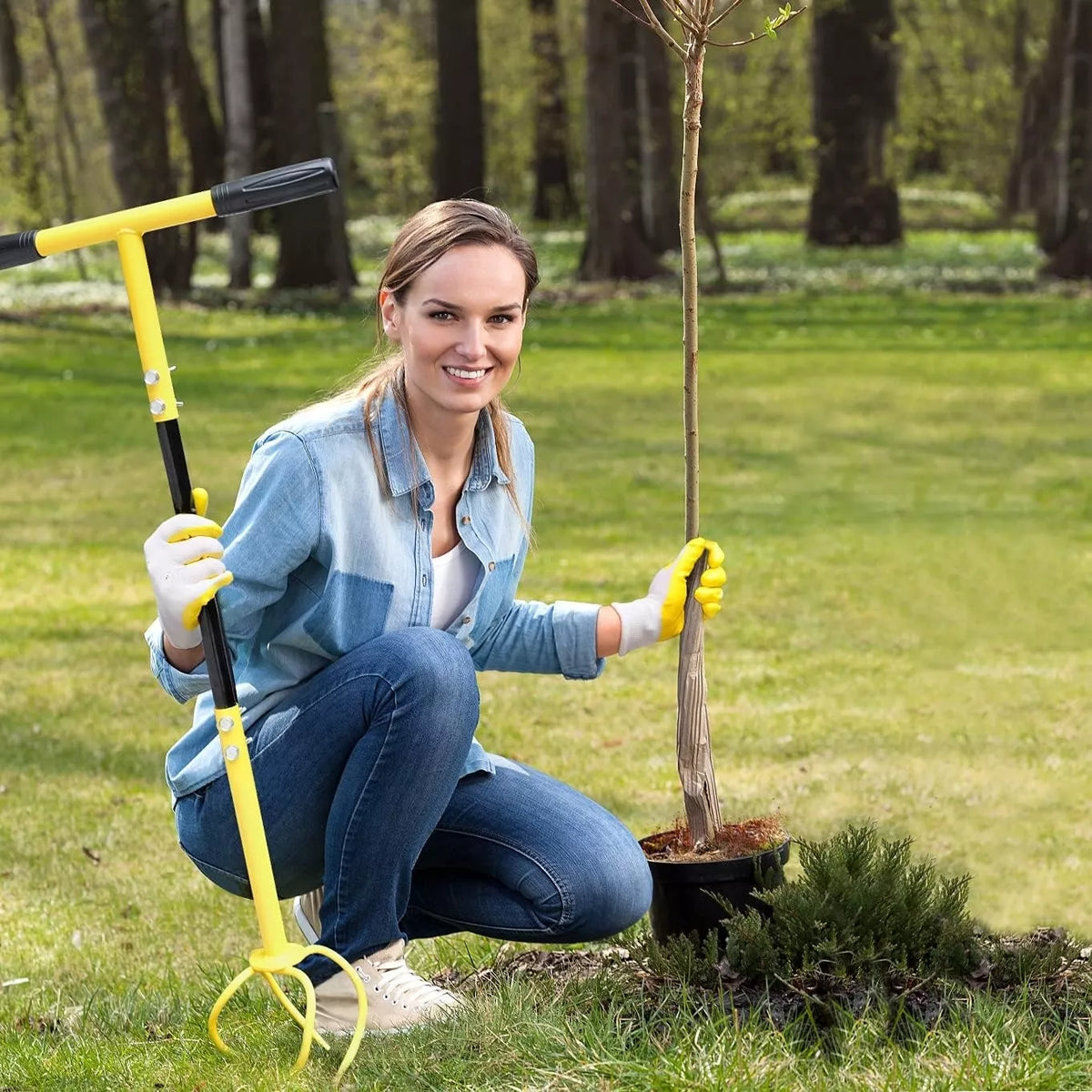 Cultivator manual pentru sol cu mâner în formă de T