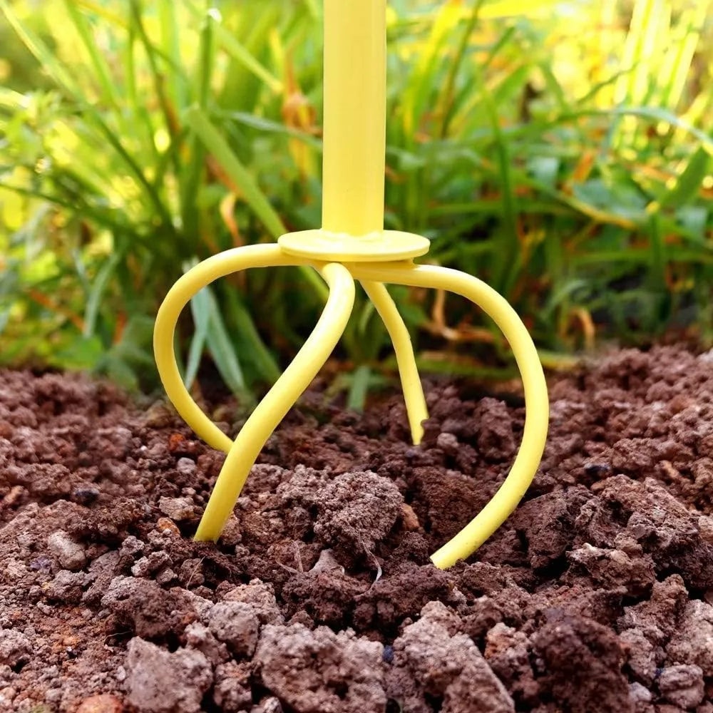 Cultivator manual pentru sol cu mâner în formă de T