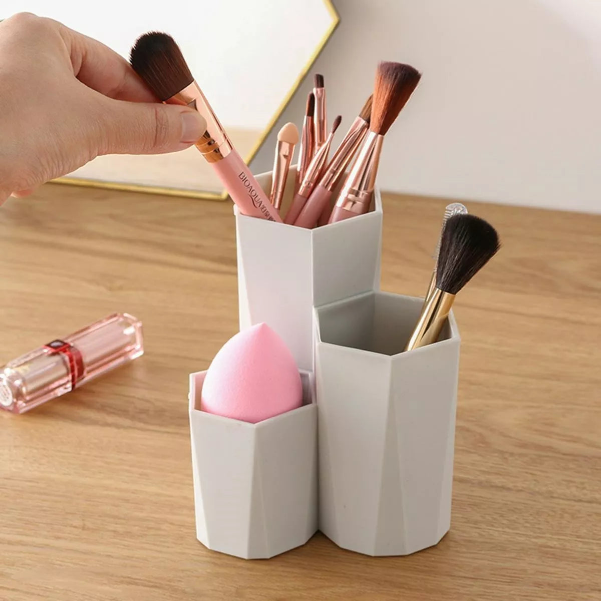 Suport pentru periuțe și cosmetice