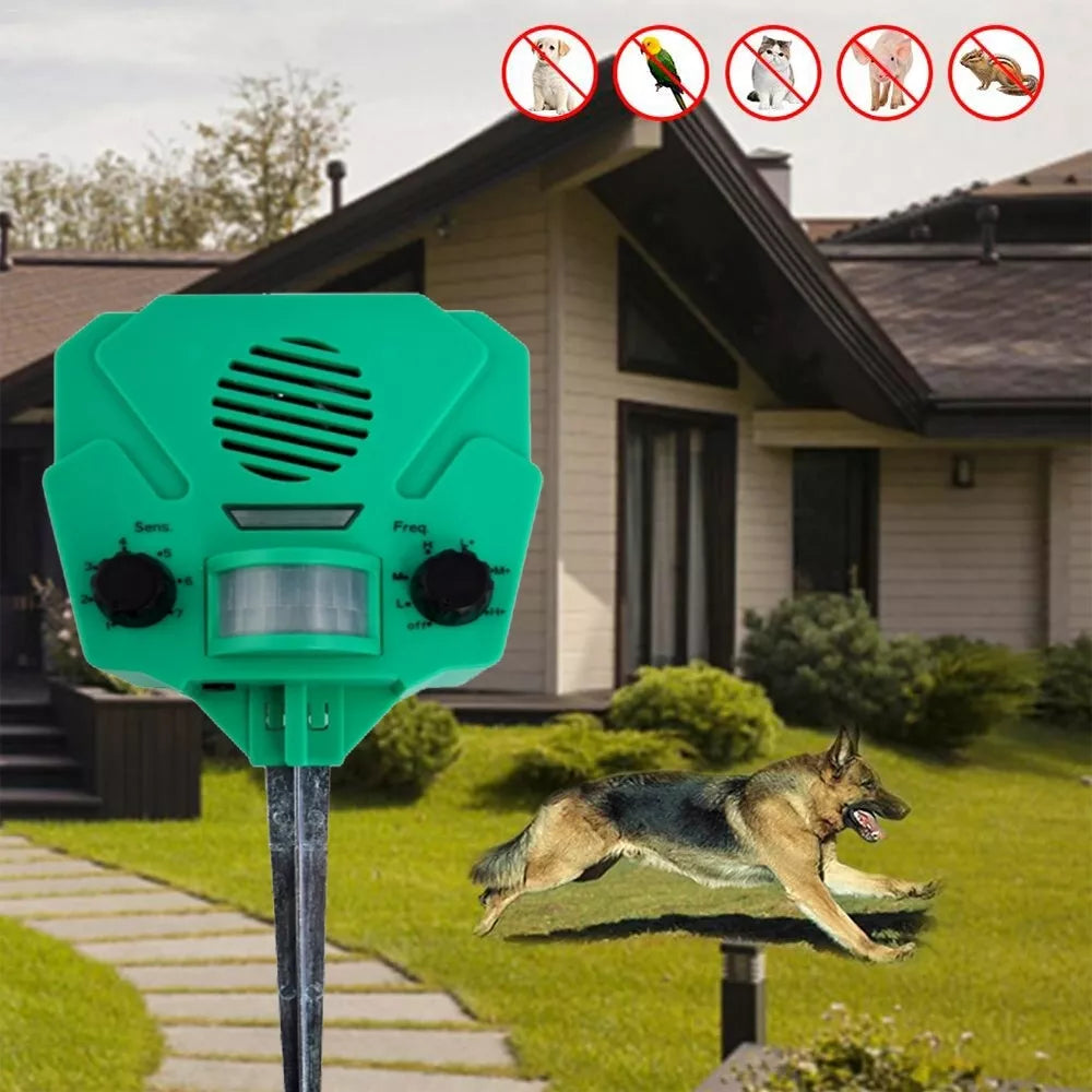 Dispozitiv ultrasonic de alungare a animalelor cu senzor de mișcare