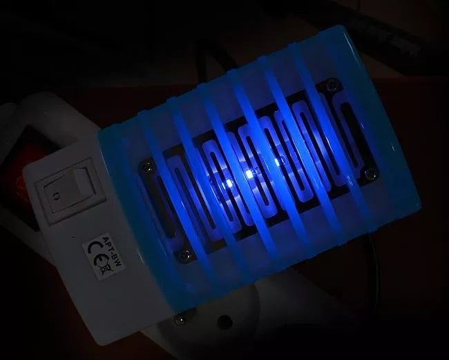 Capcană pentru insecte cu lămpi UV